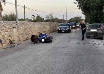 Scicli, auto contro moto. Centauro al pronto soccorso