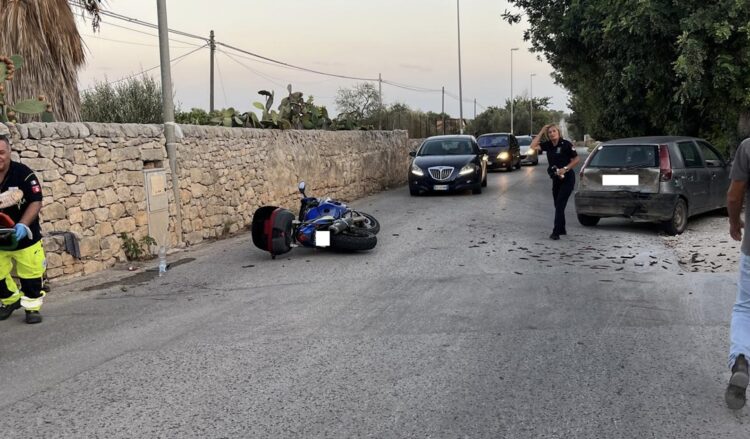 Scicli, auto contro moto. Centauro al pronto soccorso