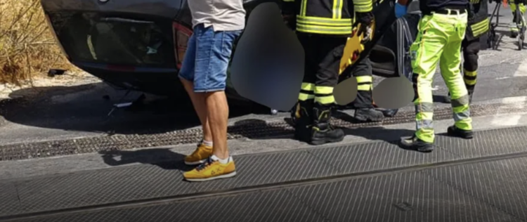 Sampieri, auto si ribalta a ridosso del passaggio a livello di contrada Trippatore
