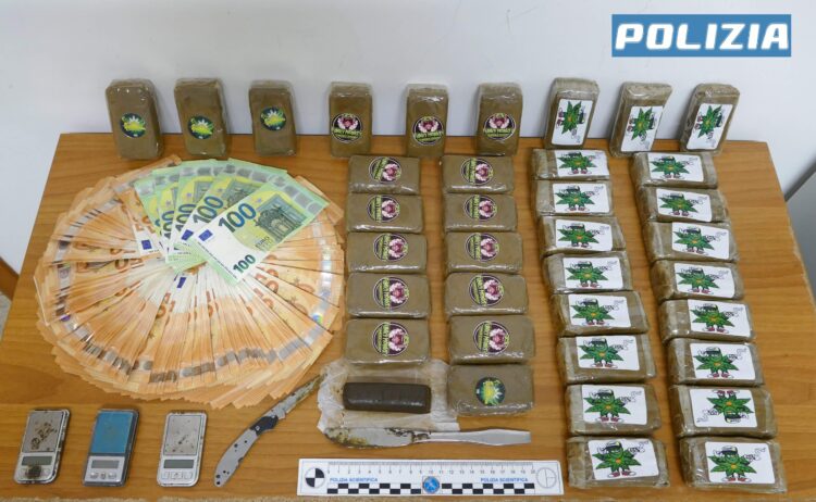 Vittoria, arrestato un minore: aveva a casa hashish per oltre tre chili e mezzo e 10mila euro in contanti