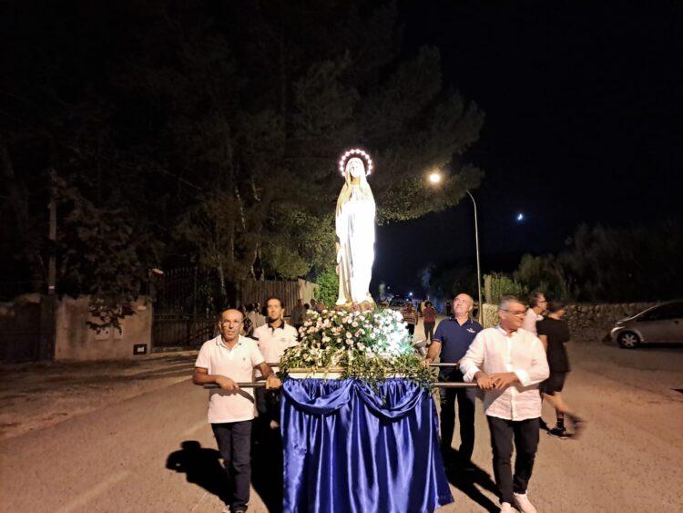 San Giacomo (Ragusa), la suggestiva processione tra i campi con il simulacro della Beata Maria di Lourdes