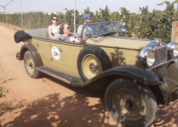 Autogiro della provincia di Ragusa, che fascino le quattro ruote d’epoca che sfrecciano tra i filari di viti