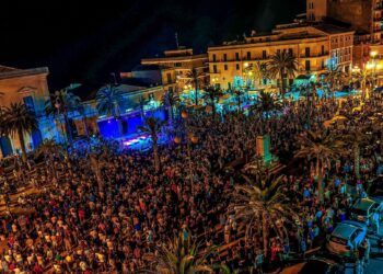Pozzallo, sold out di Uccio De Santis in piazza delle Rimembranze