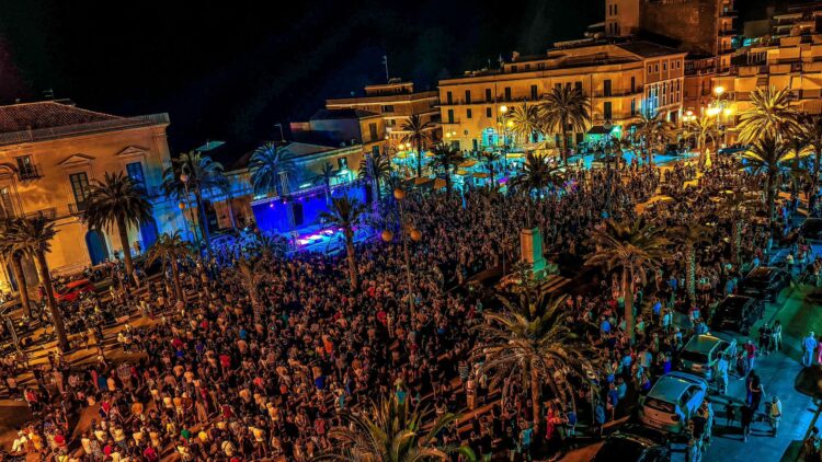 Pozzallo, sold out di Uccio De Santis in piazza delle Rimembranze
