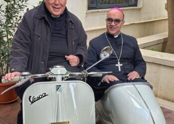 A Pedalino il vescovo sul sidecar