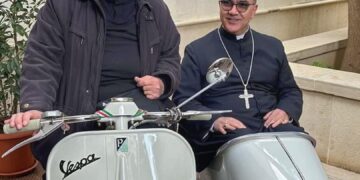 A Pedalino il vescovo sul sidecar