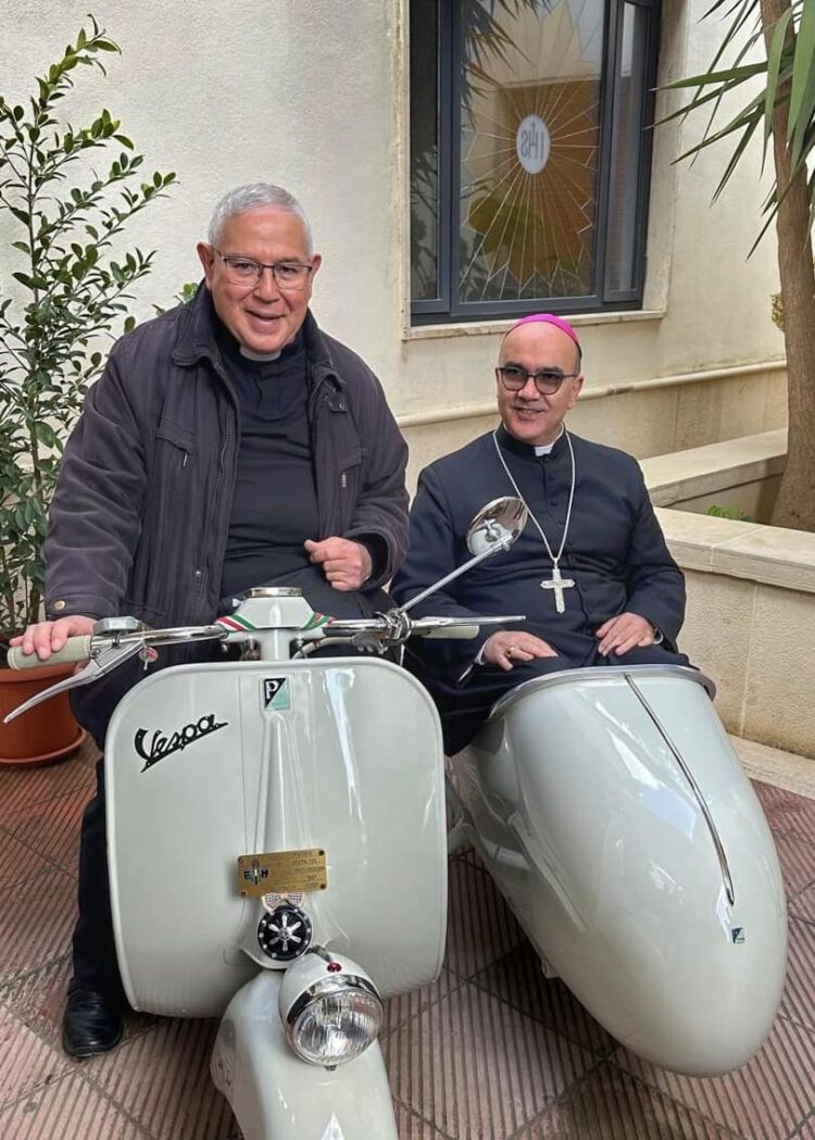 A Pedalino il vescovo sul sidecar