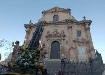 Addolorata, il fascino della processione tra le viuzze di Ibla