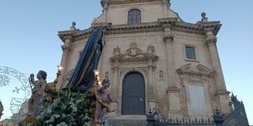 Addolorata, il fascino della processione tra le viuzze di Ibla