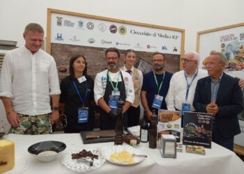 La fonduta di Ragusano dop con il caviale di cioccolato di Modica igp attira l’attenzione del ministro Lollobrigida