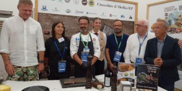 La fonduta di Ragusano dop con il caviale di cioccolato di Modica igp attira l’attenzione del ministro Lollobrigida