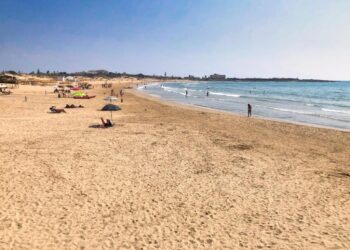 Marina di Modica, fa il bagno e rischia di annegare: salvata giovane donna