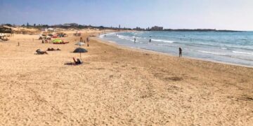 Marina di Modica, fa il bagno e rischia di annegare: salvata giovane donna