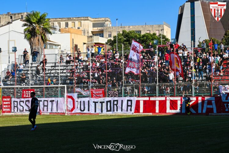 Vittoria calcio, trasferta vietata a Siracusa per i tifosi di fede biancorossa