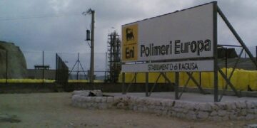 Ragusa, bloccate le linee di produzione di polietilene alla Versalis. I sindacati: “E’ allarme”