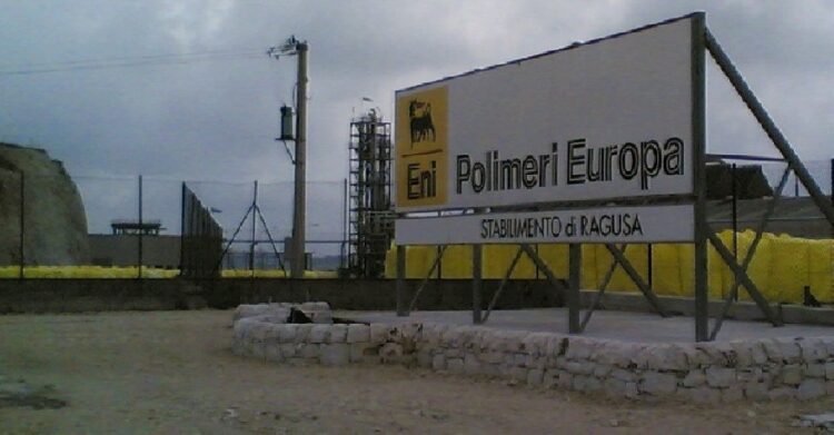 Ragusa, bloccate le linee di produzione di polietilene alla Versalis. I sindacati: “E’ allarme”