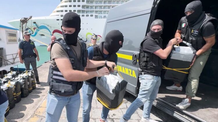 La droga che viene dal mare tra Catania e Ragusa, sequestrati oltre 540 chilogrammi di cocaina. Cinque arresti