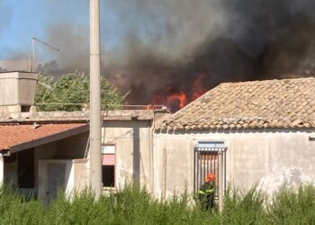 Vittoria, vasto rogo in contrada Salina