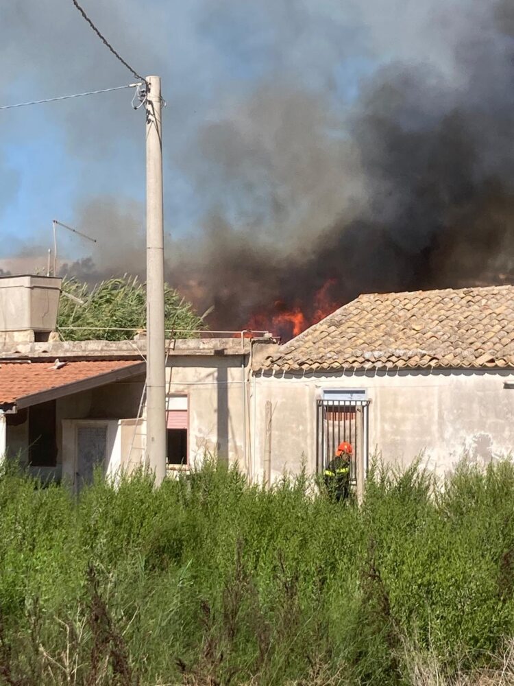Vittoria, vasto rogo in contrada Salina