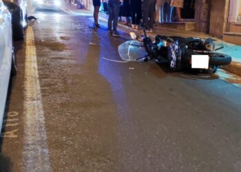 Ragusa, incidente stradale clamoroso: auto apre la portiera che sbatte contro una moto in transito. Centauro ferito