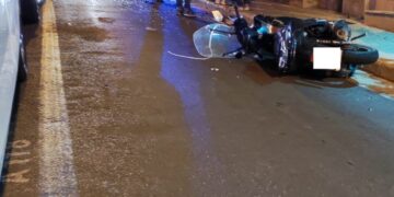 Ragusa, incidente stradale clamoroso: auto apre la portiera che sbatte contro una moto in transito. Centauro ferito