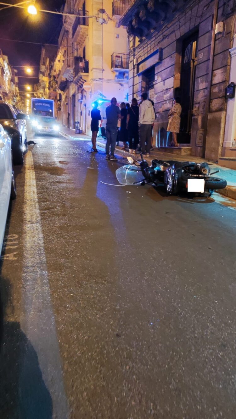 Ragusa, incidente stradale clamoroso: auto apre la portiera che sbatte contro una moto in transito. Centauro ferito