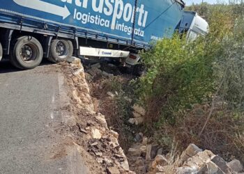 Chiaramonte, si ribalta un autoarticolato