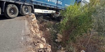 Chiaramonte, si ribalta un autoarticolato
