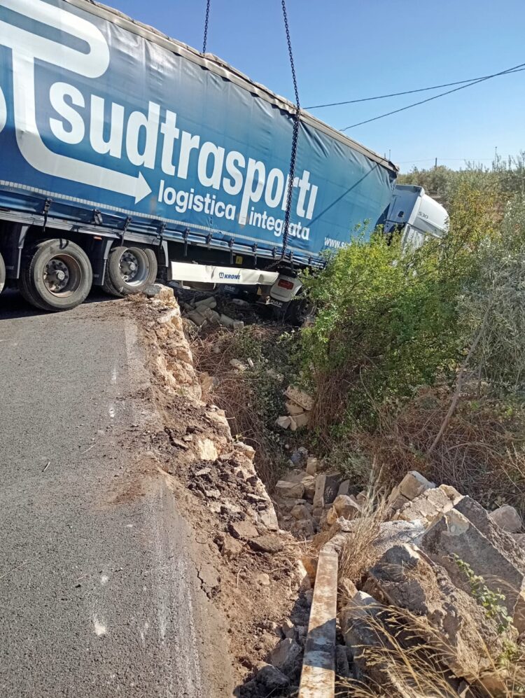Chiaramonte, si ribalta un autoarticolato