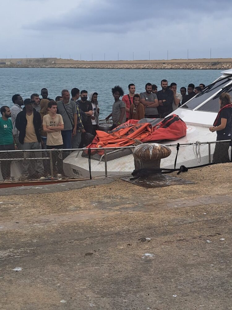 Pozzallo, concluso lo sbarco di 32 migranti