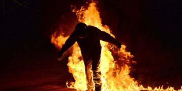 Vittoria, lancia liquido infiammabile e dà fuoco a una persona