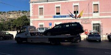 Scicli, la polizia locale rimuove quattro veicoli abbandonati