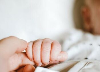 Pozzallo, le si rompono le acque e partorisce in casa