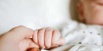 Pozzallo, le si rompono le acque e partorisce in casa