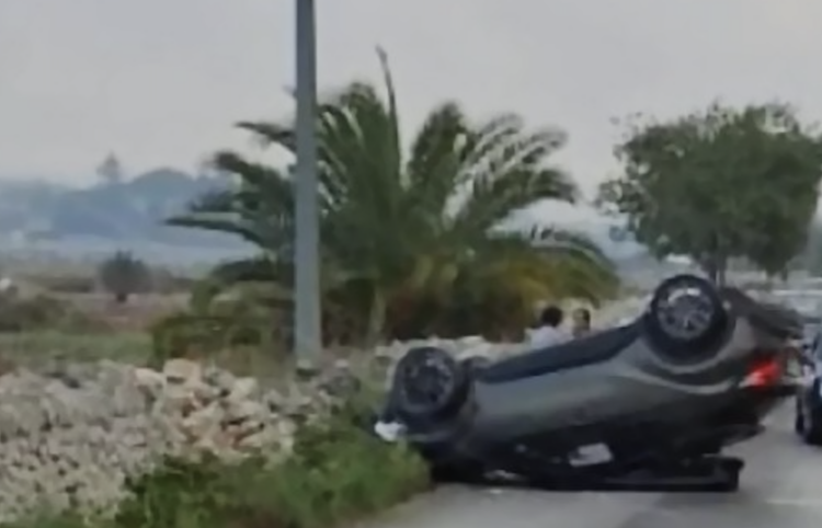 Modica, auto si ribalta a Rocciola Scrofani