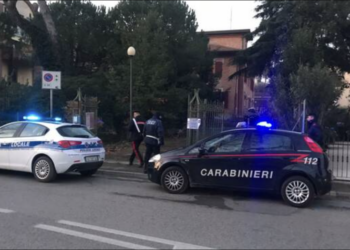 Modica, ubriaco infastidisce gli alunni di una scuola: preso e ricoverato