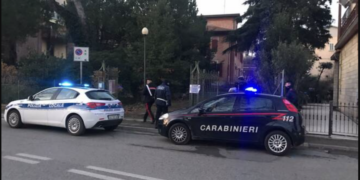 Modica, ubriaco infastidisce gli alunni di una scuola: preso e ricoverato