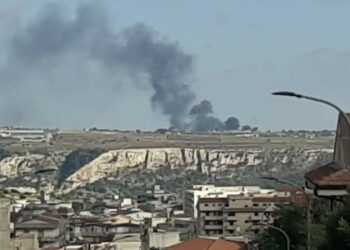 Modica, catasta di copertoni al rogo