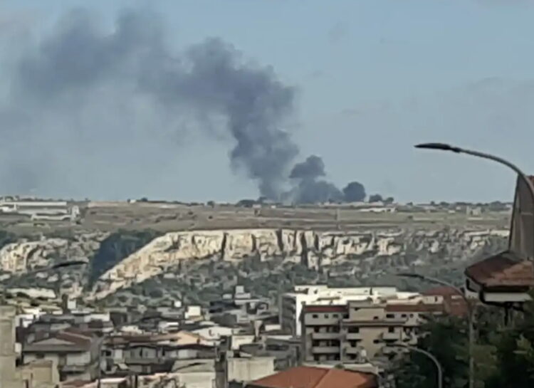 Modica, catasta di copertoni al rogo