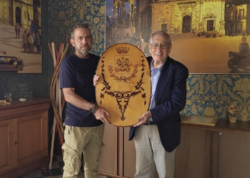 Vittoria, il sindaco omaggiato di un’opera d’arte che raffigura lo stemma della città