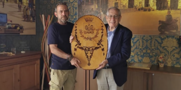 Vittoria, il sindaco omaggiato di un’opera d’arte che raffigura lo stemma della città