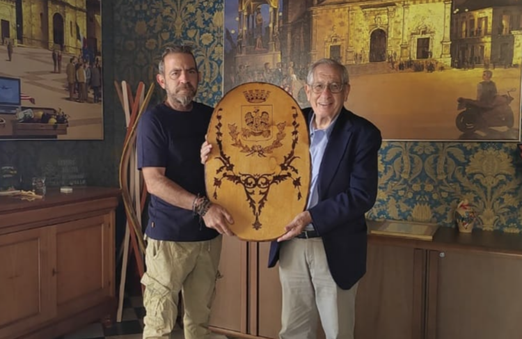 Vittoria, il sindaco omaggiato di un’opera d’arte che raffigura lo stemma della città