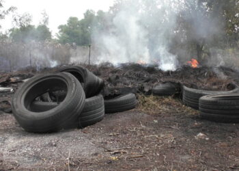Modica, bruciavano copertoni. Denunciati padre e figlio