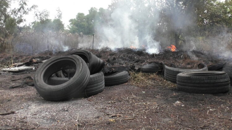 Modica, bruciavano copertoni. Denunciati padre e figlio