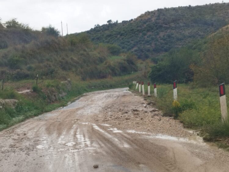 Detriti in strada sulla Ss 194 nel tratto che collega Ragusa con Giarratana