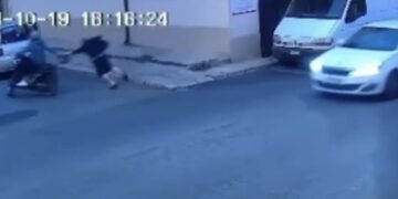 Donna scippata a Comiso, riporta gravi fratture al bacino e alla costola