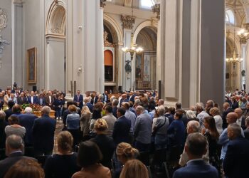 Ragusa, cattedrale gremita per i funerali di Piero Bonomo