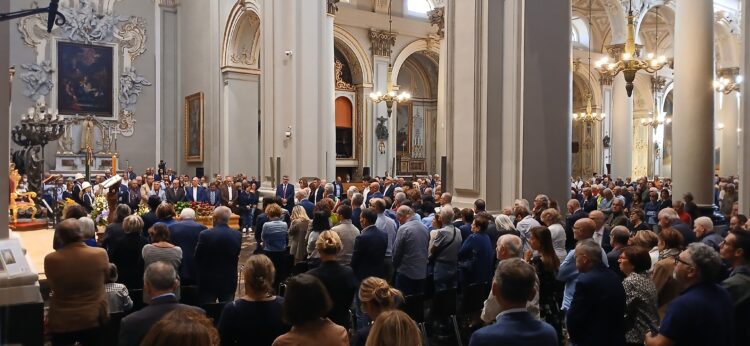 Ragusa, cattedrale gremita per i funerali di Piero Bonomo