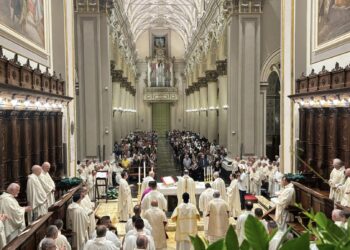 L’apertura del Giubileo ieri sera in Cattedrale: “Un tempo opportuno per riaccendere la speranza”