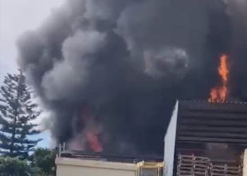 Vittoria, in fiamme un frigorifero di fiori